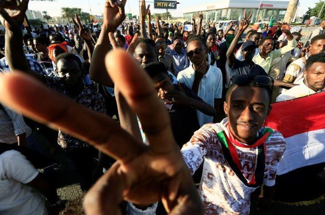 سودانيون يقومون باحياء الذكرى الأولى لانتفاضتهم في الخرطوم. تصوير: محمد نور الدين عبد الله - رويترز.